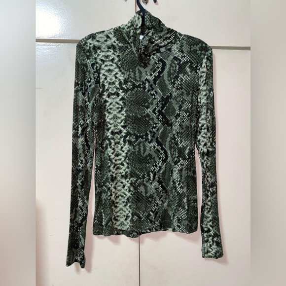 H&M Green Snake Pattern Turtleneck NWT Asian Fit - Picture 6 of 6